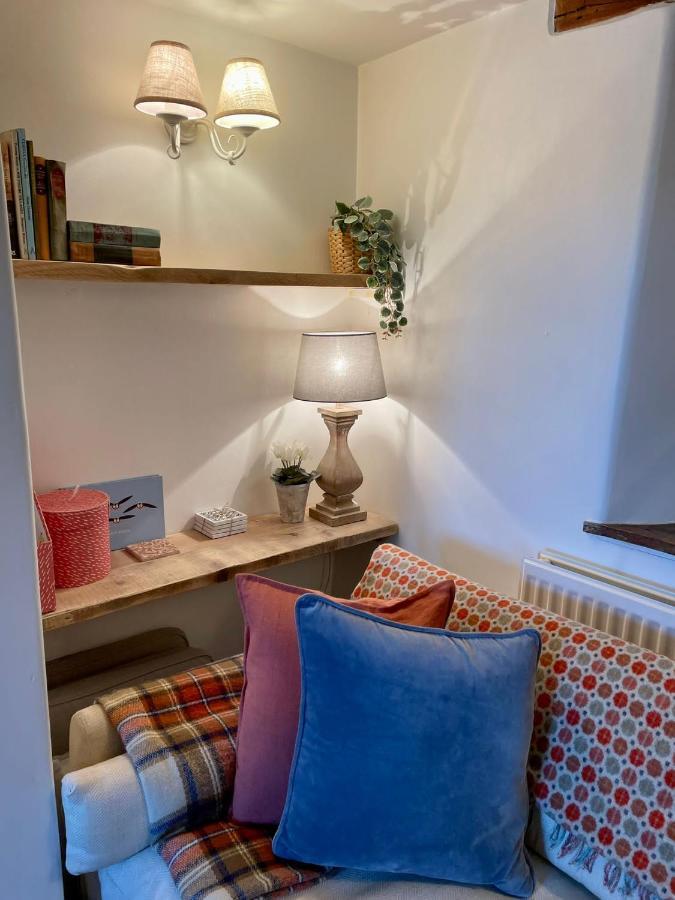 Hebe Cottage - Idyllic And Homely With Attention To Detail Atworth Exterior photo