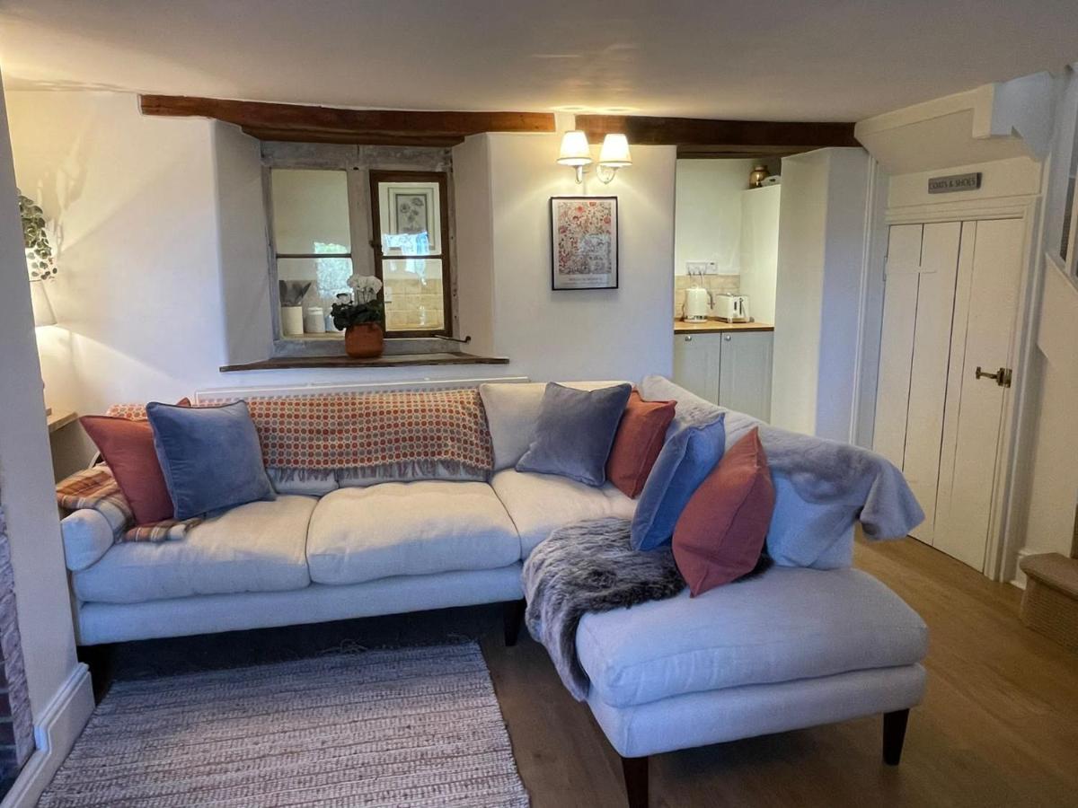 Hebe Cottage - Idyllic And Homely With Attention To Detail Atworth Exterior photo
